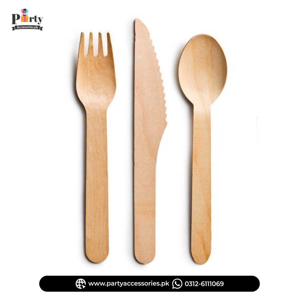 Disposable wooden cutlery set for table decoration